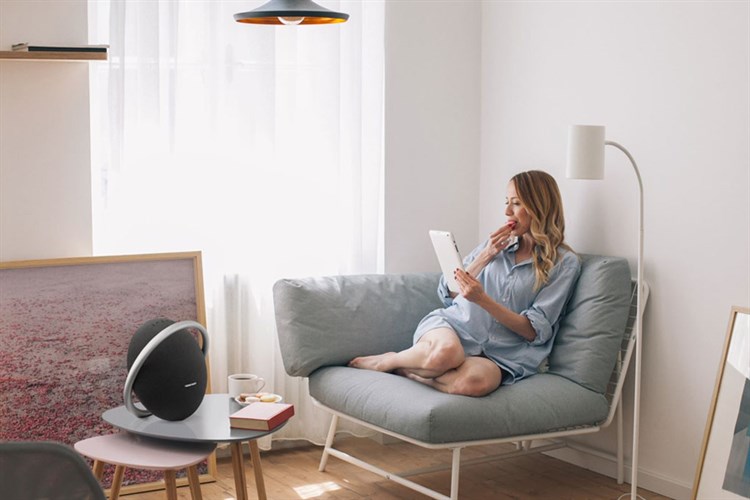 Loa Bluetooth Harman Kardon Onyx Studio 8 Màu Đen