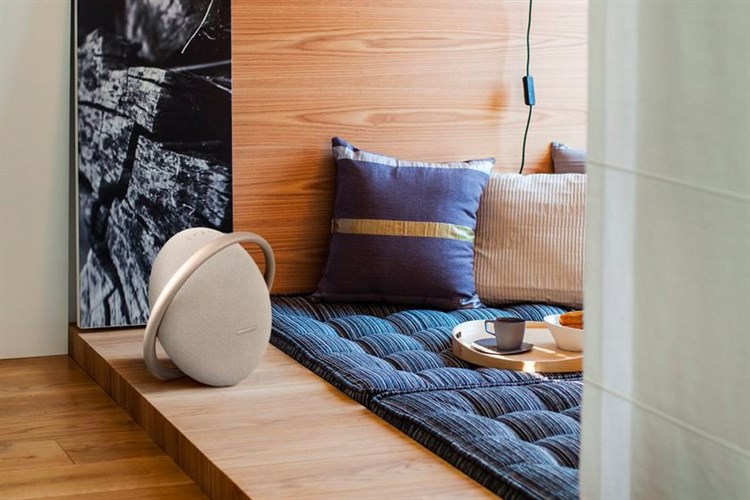 Loa Bluetooth Harman Kardon Onyx Studio 8 Màu Vàng