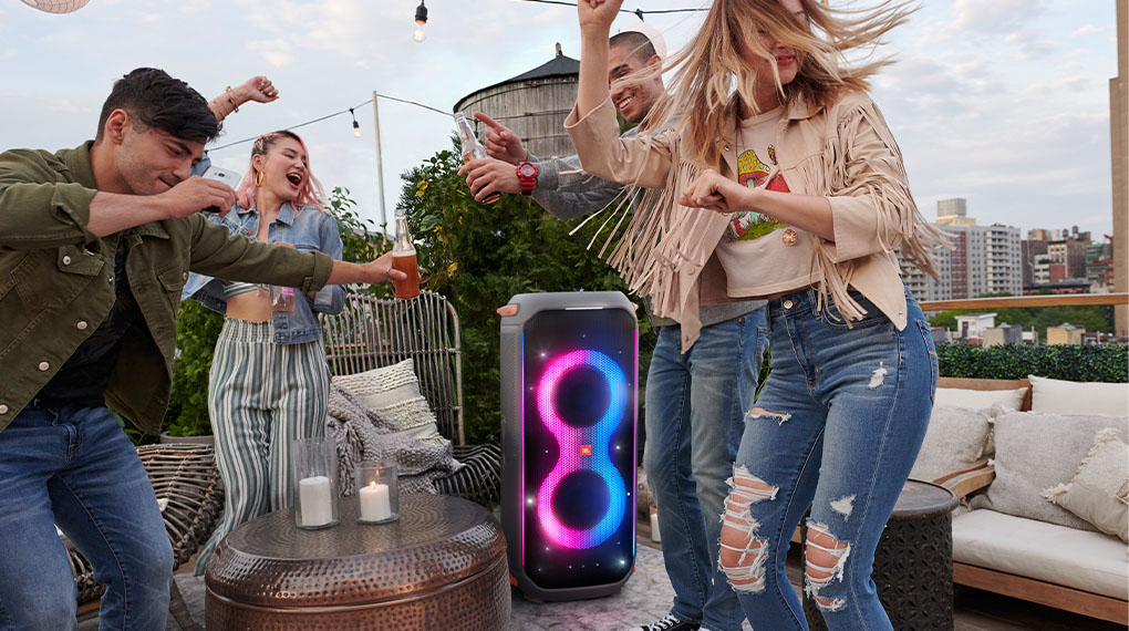 Loa Bluetooth JBL Partybox 710 hứa hẹn mang đến cho người dùng trải nghiệm âm nhạc sống động với công suất tối đa 800 W cùng hệ thống đèn LED mãn nhãn thị giác