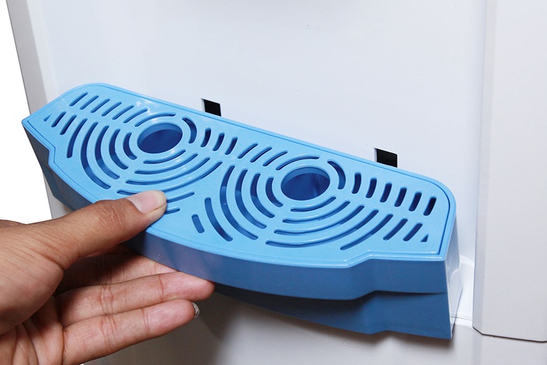 Tháo lắp khay hứng nước thừa dễ dàng