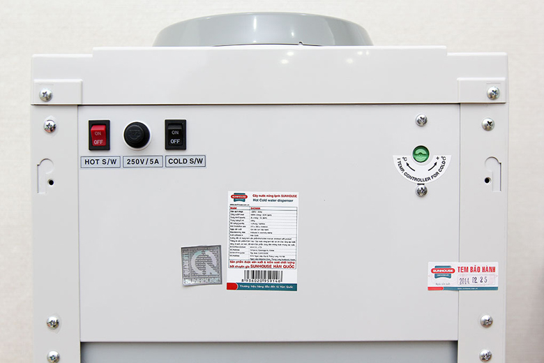 Công tắc nóng lạnh bên trái và van chỉnh nhiệt độ lạnh bên phải Công tắc nóng lạnh bên trái và van chỉnh nhiệt độ lạnh bên phải