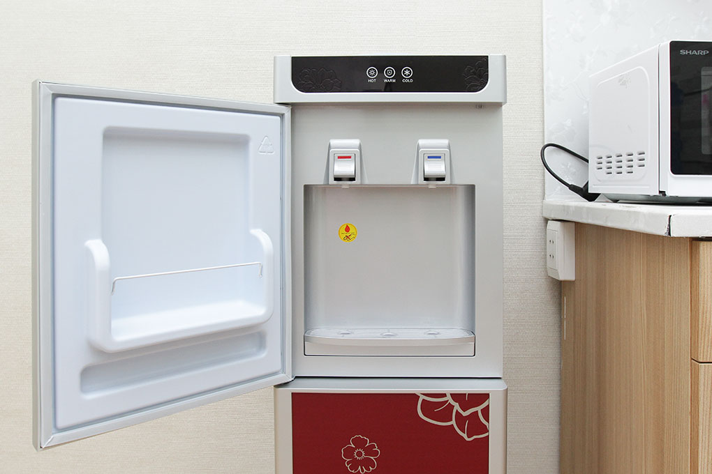 Khay hứng nước tiện lợi của máy nóng lạnh Kangaroo KG40N
