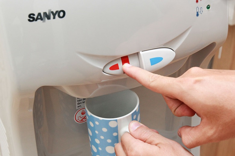 Cây nước nóng lạnh Sanyo SWD-M25HC – Nhấn nút có vạch sơn màu đỏ lấy nước nóng an toàn
