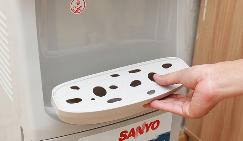 Cây nước nóng lạnh Sanyo SWD-M25HC – Khay hứng nước thừa dễ tháo lắp