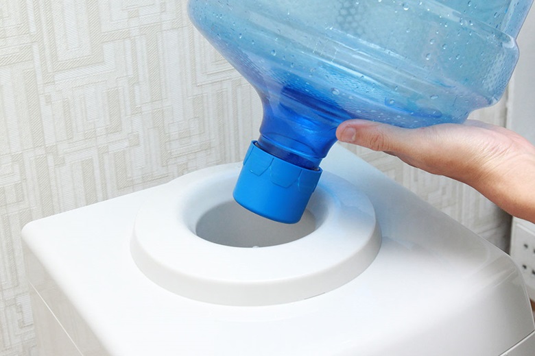 Cây nước nóng lạnh Sanyo SWD-M25HC – Cọc cắm nước không rỉ nước, thiết kế kích cỡ vừa vặn với các bình chứa nước