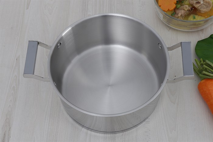 Nồi inox 3 đáy nắp kính 24 cm DMX NI004 được làm từ chất liệu inox 304 cao cấp, không bị oxy hóa, an toàn cao