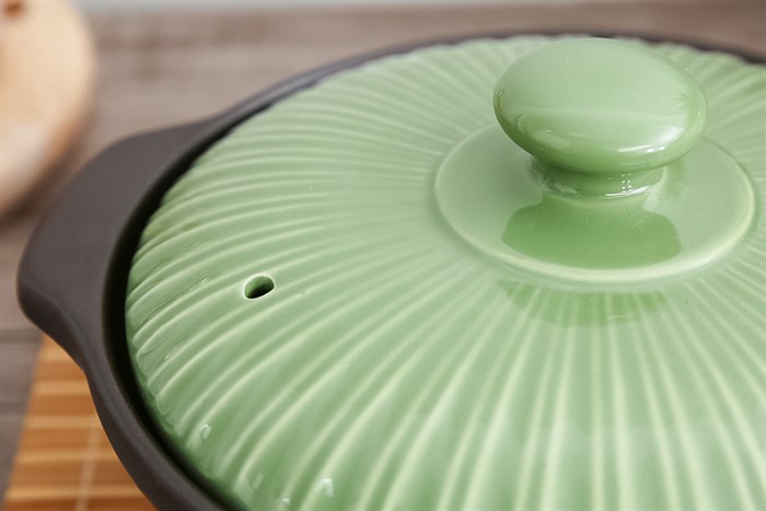 Nồi đất hoa sen nắp sứ 18 cm Dong hwa 402 Màu Đen - Xanh lá