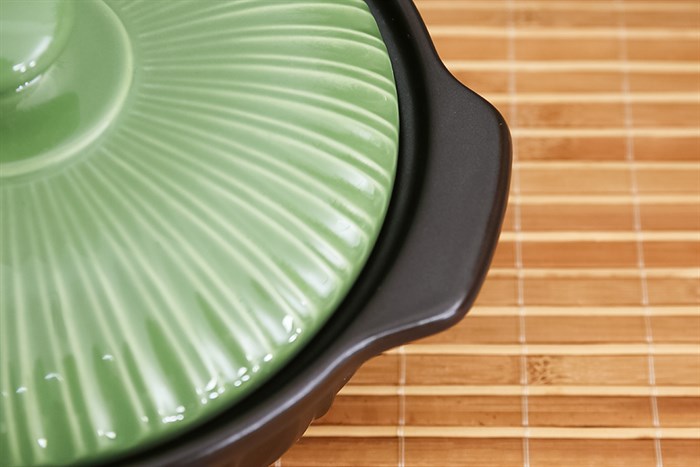 Nồi đất hoa sen nắp sứ 18 cm Dong hwa 402 Màu Đen - Xanh lá