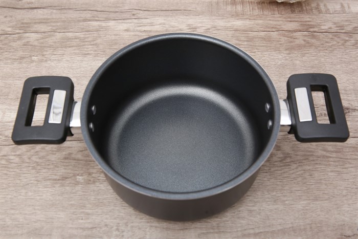 Nồi nhôm chống dính nắp kính 18 cm Delites NCDE001-18 Màu Đen