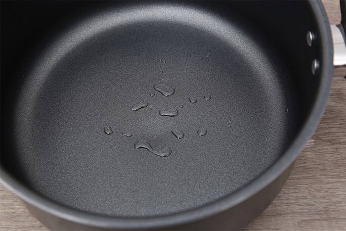 Nồi nhôm chống dính nắp kính 22 cm Delites NCDE002-22 Màu Đen