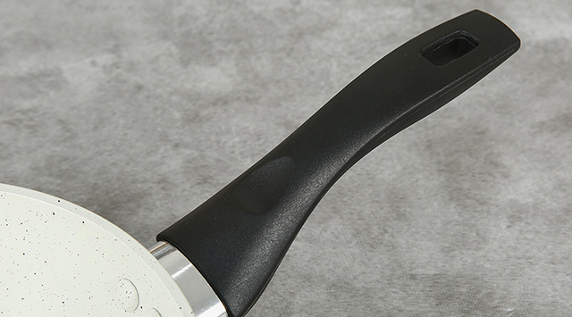 Chảo nhôm chống dính vân đá đáy từ 20 cm Green Cook GCP226-20IH - Tay cầm