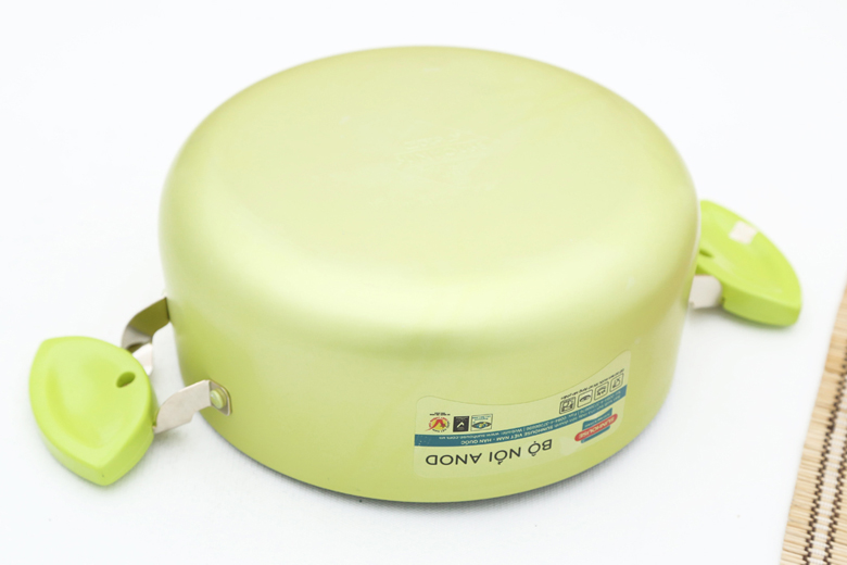 Đáy nồi phẳng bằng hợp kim nhôm hấp thụ và truyền nhiệt tốt. Đáy nồi phẳng bằng hợp kim nhôm hấp thụ và truyền nhiệt tốt.