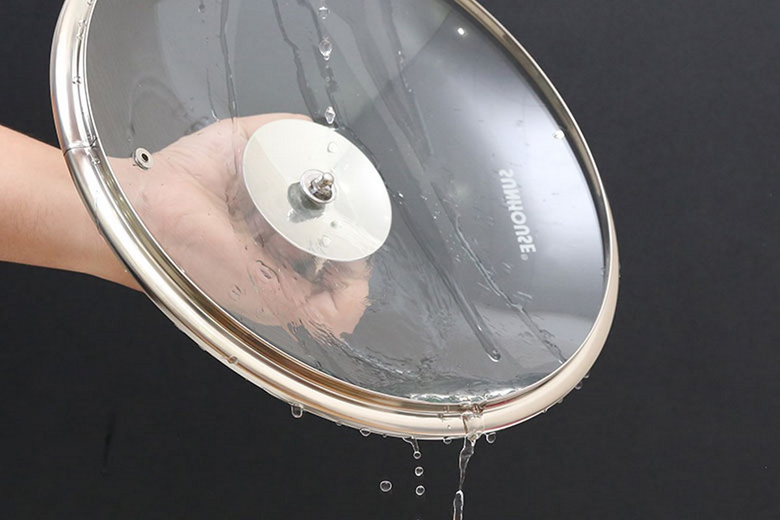Nắp kính dày chịu nhiệt và chịu lực bền bỉ, dễ vệ sinh, quan sát món nấu không cần mở nắp giúp món ăn chín nhanh và bảo toàn dưỡng chất Nắp kính dày chịu nhiệt và chịu lực bền bỉ, dễ vệ sinh, quan sát món nấu không cần mở nắp giúp món ăn chín nhanh và bảo toàn dưỡng chất