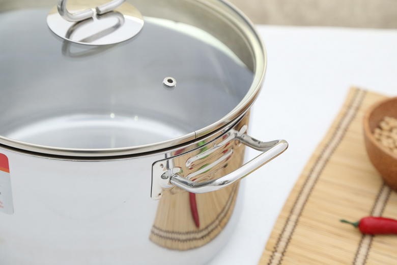 Tay cầm bằng inox tinh tế gắn chắc chắn vào thân nồi, nhược điểm không cách nhiệt nên cần dùng găng tay khi nấu nướng. Tay cầm bằng inox tinh tế gắn chắc chắn vào thân nồi, nhược điểm không cách nhiệt nên cần dùng găng tay khi nấu nướng.