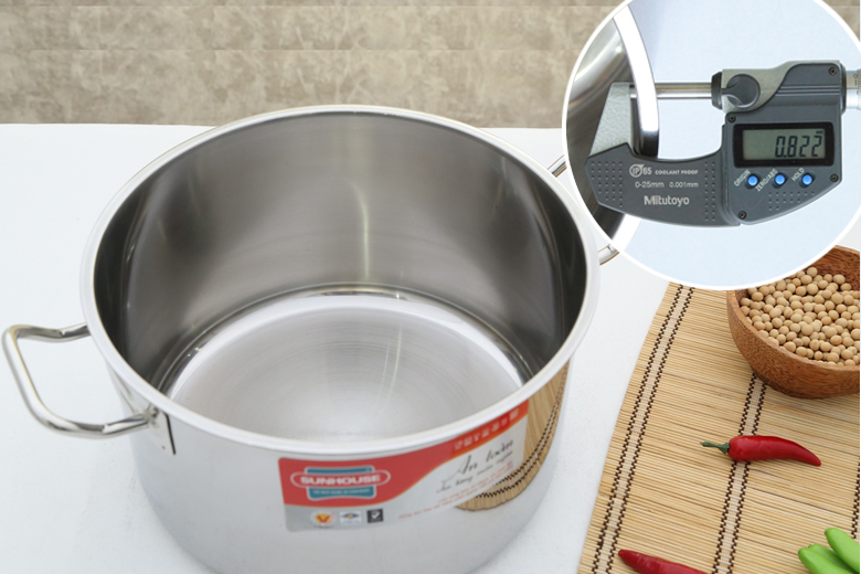Chất liệu inox 430 ít bị oxy hóa, ít phản ứng với thức ăn, trống trầy xước, dễ lau chùi cho sản phẩm an toàn và mới lâu. Độ dày khoảng 0.8 mm Chất liệu inox 430 ít bị oxy hóa, ít phản ứng với thức ăn, trống trầy xước, dễ lau chùi cho sản phẩm an toàn và mới lâu. Độ dày khoảng 0.8 mm