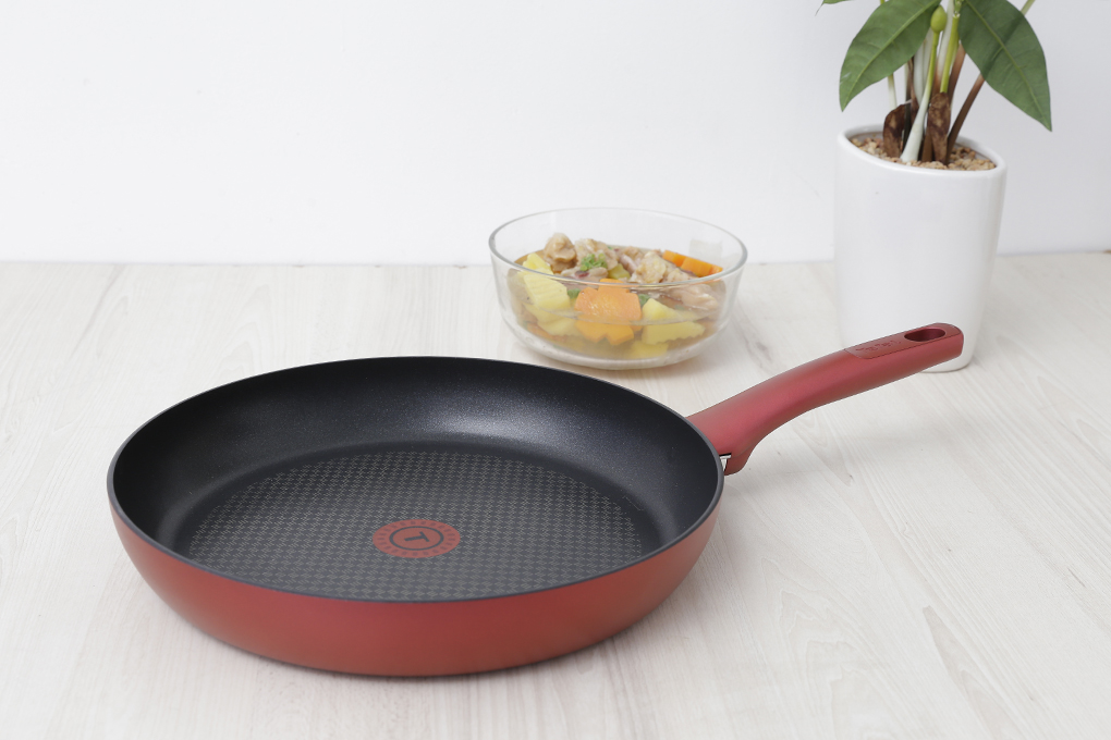 Chảo nhôm chống dính đáy từ 30 cm Tefal C6820772 Màu Đỏ