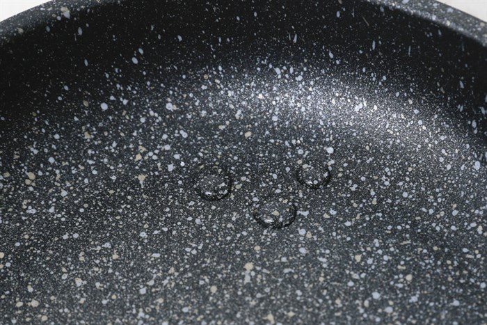 Chảo nhôm chống dính vân đá 18 cm Sunhouse SBD18 Màu Đen