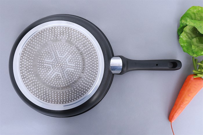 Chảo nhôm chống dính đáy từ 24 cm Tefal C6200472 Màu Đen