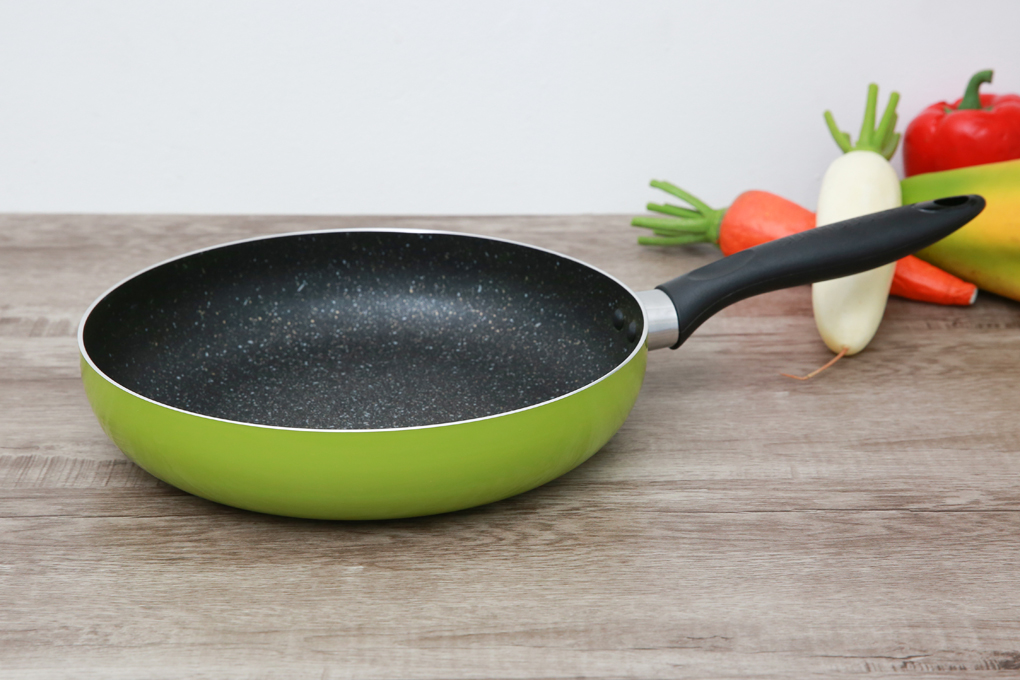 Chảo phủ sơn màu xanh lá cây trẻ trung, tươi sáng, đường kính 26 cm - Chảo chống dính đáy từ Sunhouse 26 cm SHG1126MG
