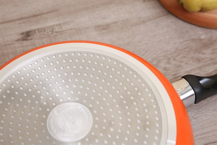 Chảo nhôm chống dính đáy từ 28 cm DMX CTE Màu Cam đỏ