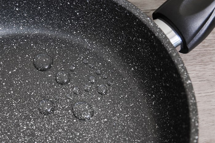 Chảo nhôm chống dính vân đá đáy từ 24 cm DMX CDE Màu Đen