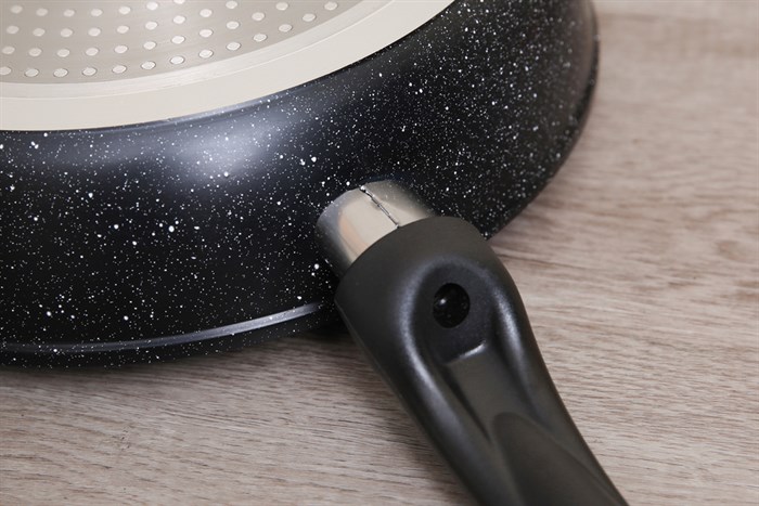 Chảo nhôm chống dính vân đá đáy từ 28 cm DMX CDE Màu Đen