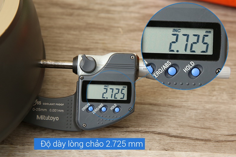 Làm từ chất liệu hợp kim nhôm phủ lớp chống dính bền bỉ, dày 2.725 mm - Chảo nhôm chống dính đáy từ 28cm Supor IH H18201-J28