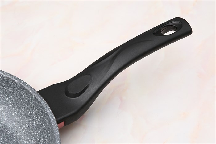 Chảo nhôm chống dính vân đá đáy từ 26 cm Happycook Aura AFP-26IH Màu Đen hồng