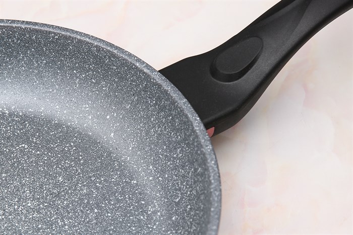 Chảo nhôm chống dính vân đá đáy từ 26 cm Happycook Aura AFP-26IH Màu Đen hồng