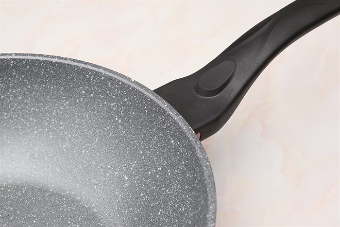 Chảo nhôm sâu chống dính vân đá đáy từ 28 cm Happycook Aura AWP-28IH Màu Đen hồng