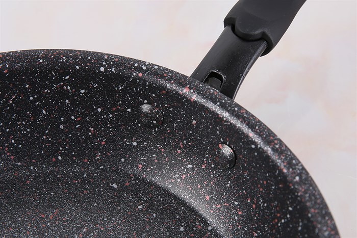 Chảo nhôm chống dính vân đá đáy từ 20 cm Kangaroo KG661XS Màu Đen