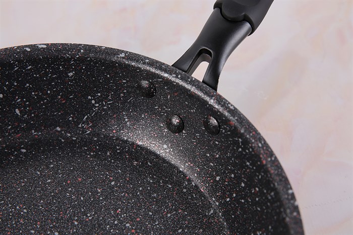 Chảo nhôm chống dính vân đá đáy từ 24 cm Kangaroo KG661S Màu Đen