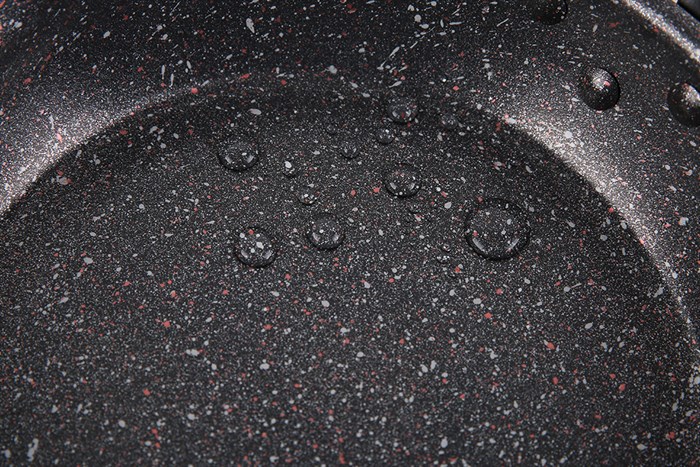 Chảo nhôm chống dính vân đá đáy từ 24 cm Kangaroo KG661S Màu Đen