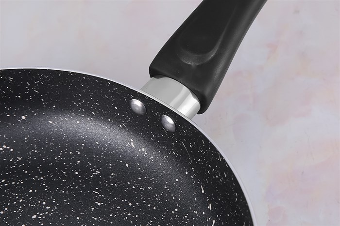 Chảo nhôm chống dính vân đá 24 cm Hommy CE003-24 Màu Đen - xanh dương