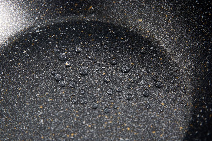 Chảo nhôm sâu chống dính vân đá đáy từ 20 cm Kangaroo KG662XS Màu Đen