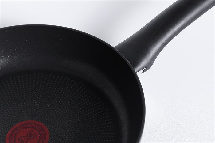 Chảo nhôm chống dính vân đá đáy từ 24 cm Tefal Ultimate G2680472 Màu Đen