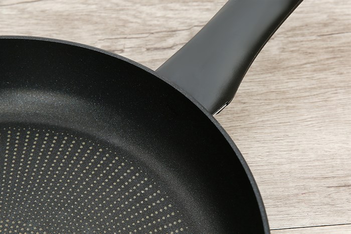 Chảo nhôm chống dính vân đá đáy từ 28 cm Tefal Ultimate G2680622 Màu Đen