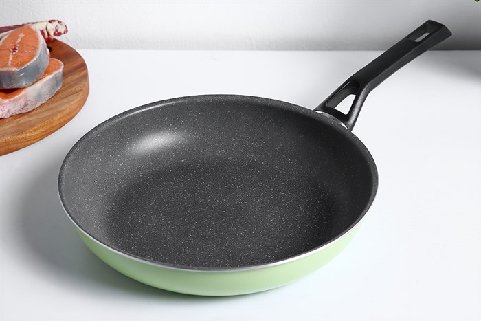 Chảo nhôm chống dính vân đá đáy từ 28 cm Kims Cook EARM128H Màu Xanh lá
