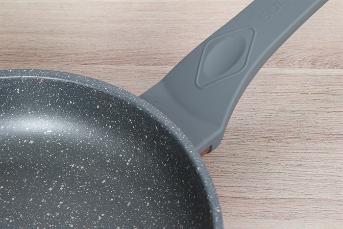 Chảo nhôm chống dính vân đá đáy từ 24 cm Sunhouse SBD24MP Màu Đen - Đỏ