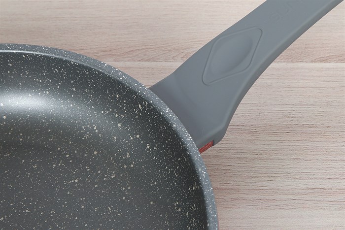 Chảo nhôm chống dính vân đá đáy từ 28 cm Sunhouse SBD28MP Màu Đen - Đỏ