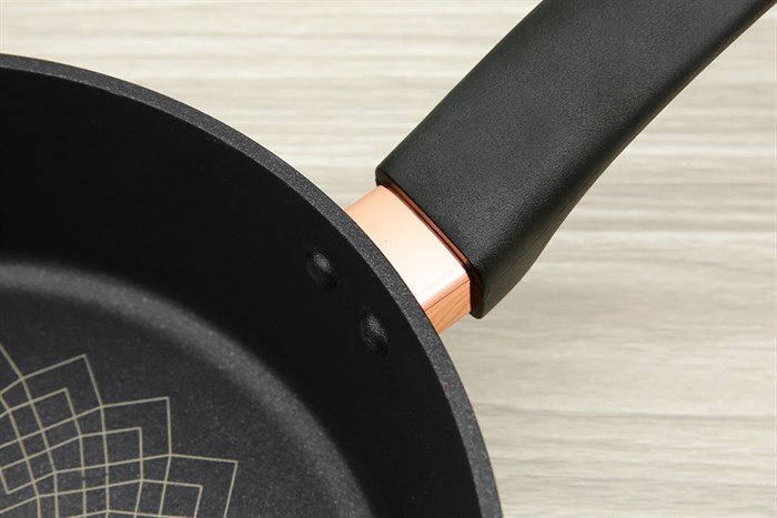Chảo nhôm chống dính Ultra titanium đáy từ 26 cm Sunhouse ST26B Màu Đen