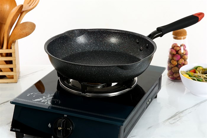 Chảo nhôm chống dính vân đá đáy từ 28 cm Kangaroo KG661L Màu Đen