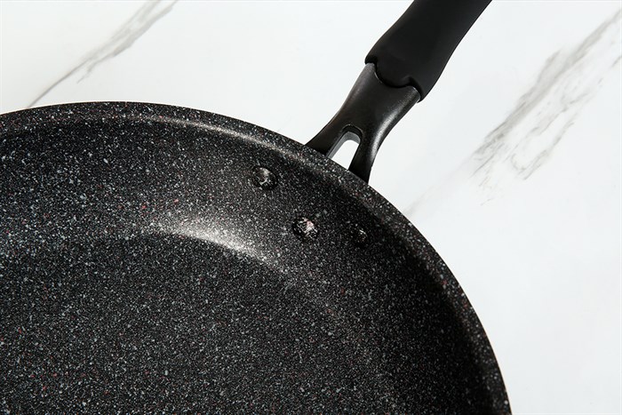 Chảo nhôm chống dính vân đá đáy từ 28 cm Kangaroo KG661L Màu Đen