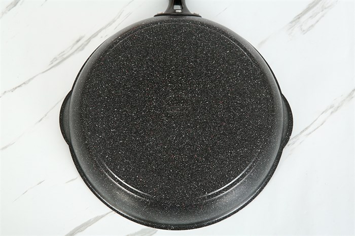 Chảo nhôm chống dính vân đá đáy từ 28 cm Kangaroo KG661L Màu Đen