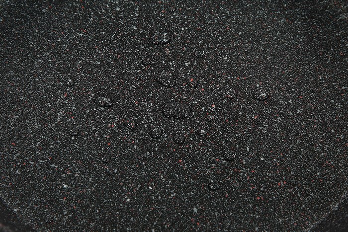 Chảo nhôm chống dính vân đá đáy từ 28 cm Kangaroo KG661L Màu Đen