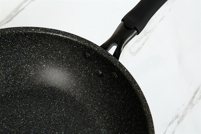 Chảo nhôm sâu chống dính vân đá đáy từ 28 cm Kangaroo KG662L Màu Đen