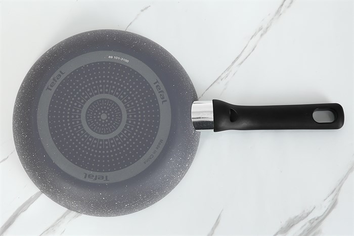 Chảo nhôm chống dính vân đá 24 cm Tefal Natura B2260495 Màu Đen