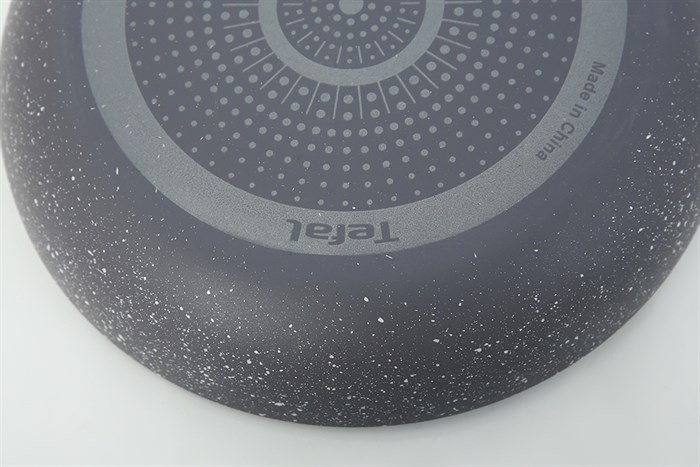 Chảo nhôm chống dính vân đá 24 cm Tefal Natura B2260495 Màu Đen