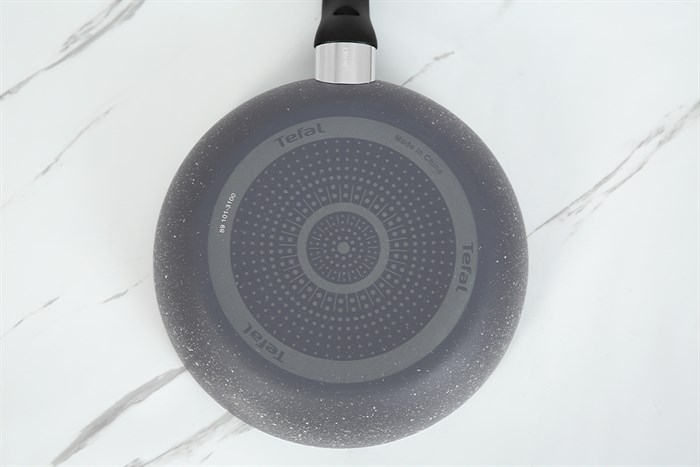 Chảo nhôm chống dính vân đá 24 cm Tefal Natura B2260495 Màu Đen