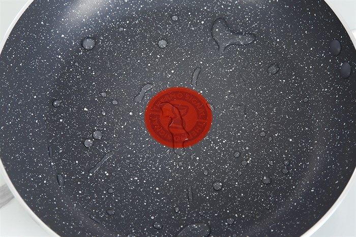 Chảo nhôm chống dính vân đá 24 cm Tefal Natura B2260495 Màu Đen